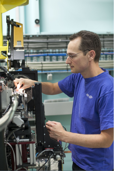 Dr Tom Caradoc Davies preparing a sample for data collection on one of the MX Beamlines